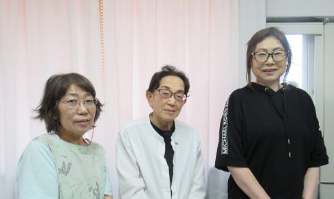 NPO法人カローレ習い事講師　川浦久美子さん（左）、川永一恵さん（中央）、永井身和子さん（右